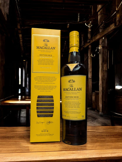 Flasche von The Macallan Edition No. 3 auf einem Hintergrund, der Eleganz und Tiefe ausstrahlt, unterstreicht die Bedeutung einer multisensorischen Entdeckungsreise. Das Design der Flasche hebt die sorgfältige Handwerkskunst und die individuelle Note des Whiskys hervor, was zu einer Erfahrung führt, die sowohl den Geschmackssinn als auch das visuelle Empfinden anspricht.