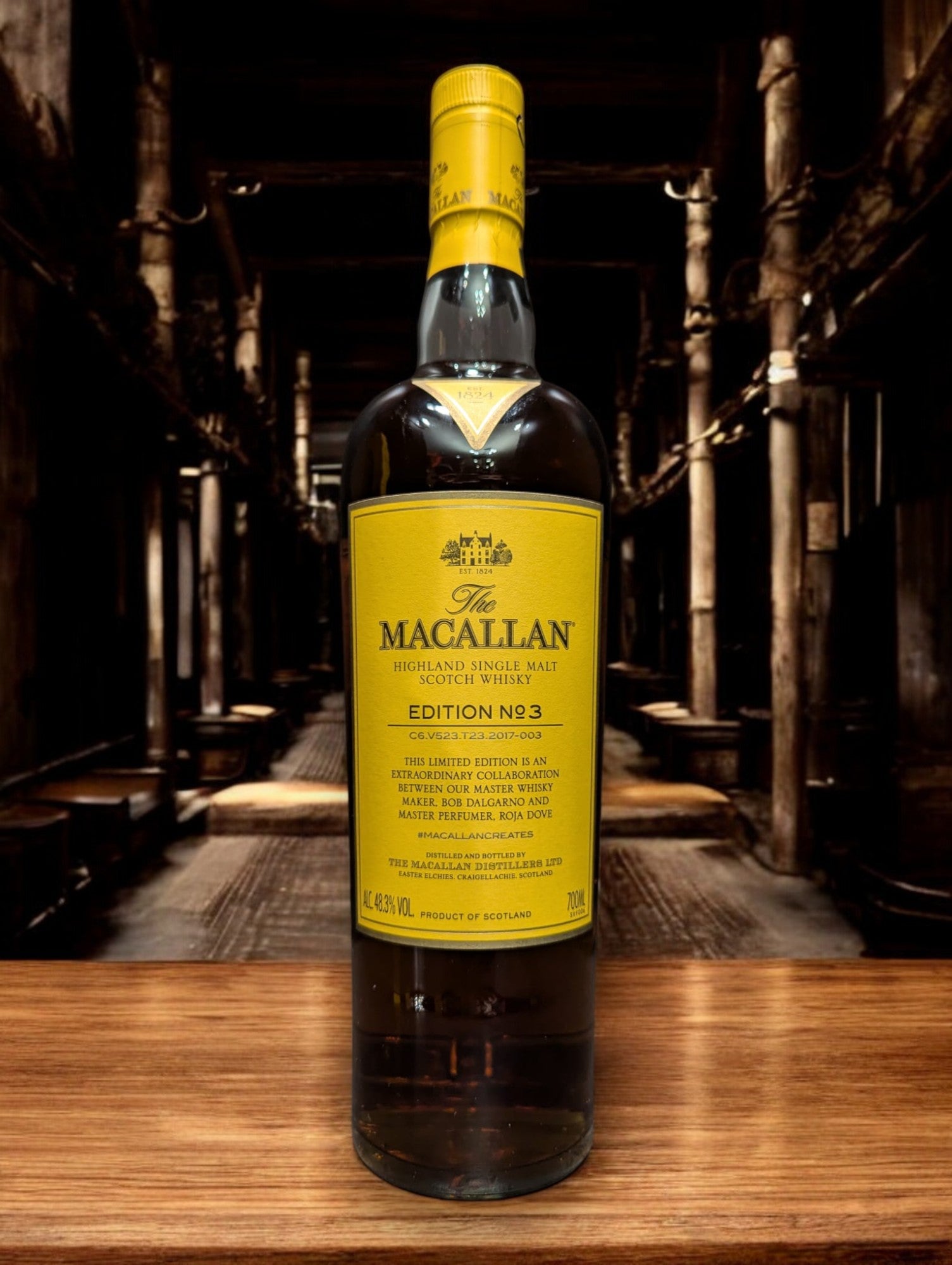 Flasche von The Macallan Edition No. 3 auf einem Hintergrund, der Eleganz und Tiefe ausstrahlt, unterstreicht die Bedeutung einer multisensorischen Entdeckungsreise. Das Design der Flasche hebt die sorgfältige Handwerkskunst und die individuelle Note des Whiskys hervor, was zu einer Erfahrung führt, die sowohl den Geschmackssinn als auch das visuelle Empfinden anspricht.