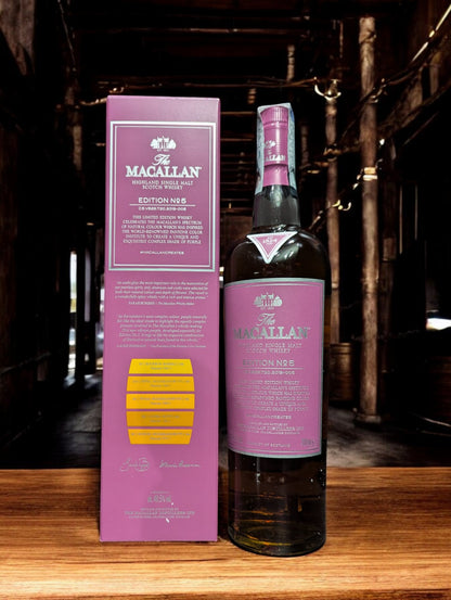 Eine Flasche von The Macallan Edition No. 5, kunstvoll inszeniert gegen einen einfachen Hintergrund, um die Bedeutung der natürlichen Farbe des Whiskys zu betonen. Das lebendige, lila Etikett und die Verpackung feiern die Farbpalette, die in der Whiskyherstellung ohne zusätzliche Farbstoffe entsteht, und ehren so die Reinheit und Ästhetik des Destillats.