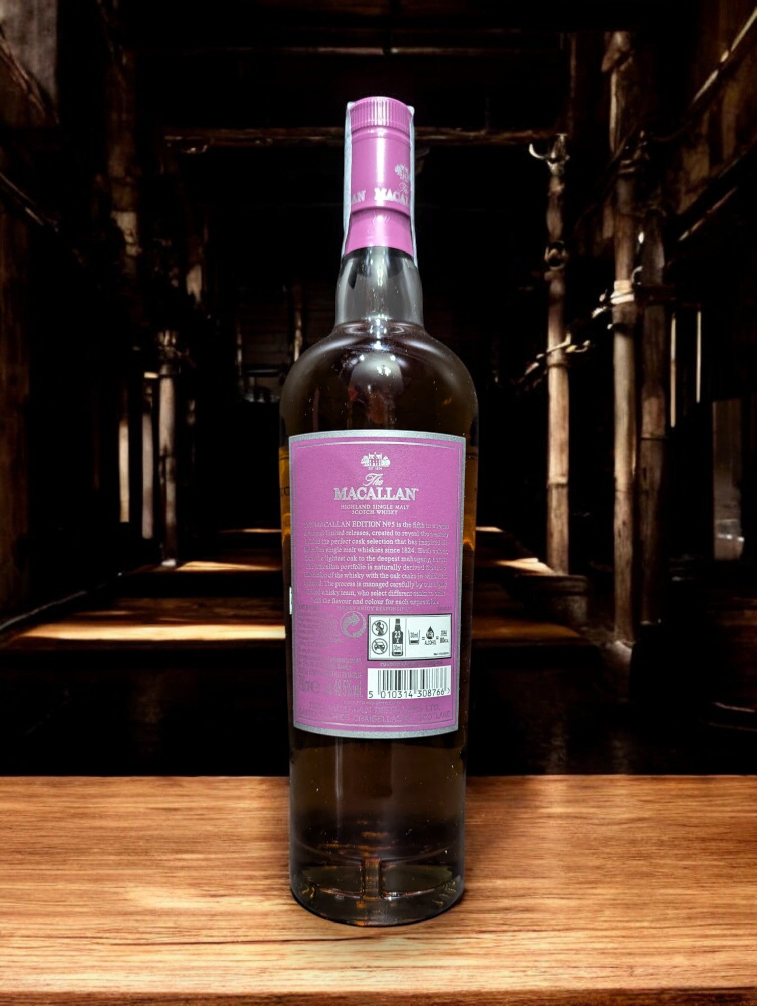 Eine Flasche von The Macallan Edition No. 5, kunstvoll inszeniert gegen einen einfachen Hintergrund, um die Bedeutung der natürlichen Farbe des Whiskys zu betonen. Das lebendige, lila Etikett und die Verpackung feiern die Farbpalette, die in der Whiskyherstellung ohne zusätzliche Farbstoffe entsteht, und ehren so die Reinheit und Ästhetik des Destillats.