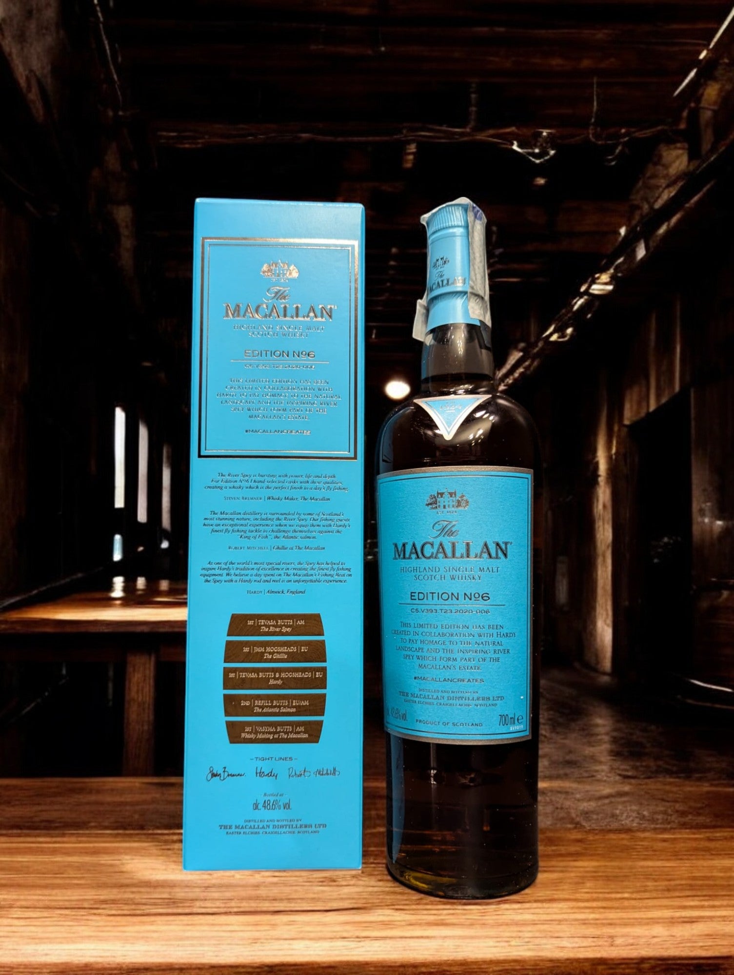 Die Flasche The Macallan Edition No. 6 präsentiert sich majestätisch vor einem Hintergrund, der die natürliche Schönheit der schottischen Landschaft widerspiegelt. Das Design des Etiketts und der Verpackung zollt der reichen, unberührten Natur Tribut, aus der die Zutaten für diesen exquisiten Single Malt stammen und unterstreicht die Verpflichtung zur Bewahrung dieses Erbes in jeder Flasche.