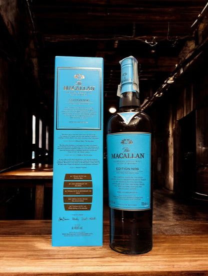 Die Flasche The Macallan Edition No. 6 präsentiert sich majestätisch vor einem Hintergrund, der die natürliche Schönheit der schottischen Landschaft widerspiegelt. Das Design des Etiketts und der Verpackung zollt der reichen, unberührten Natur Tribut, aus der die Zutaten für diesen exquisiten Single Malt stammen und unterstreicht die Verpflichtung zur Bewahrung dieses Erbes in jeder Flasche.