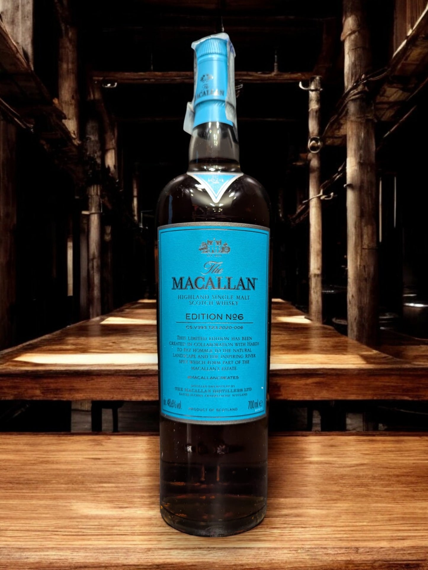 Die Flasche The Macallan Edition No. 6 präsentiert sich majestätisch vor einem Hintergrund, der die natürliche Schönheit der schottischen Landschaft widerspiegelt. Das Design des Etiketts und der Verpackung zollt der reichen, unberührten Natur Tribut, aus der die Zutaten für diesen exquisiten Single Malt stammen und unterstreicht die Verpflichtung zur Bewahrung dieses Erbes in jeder Flasche.