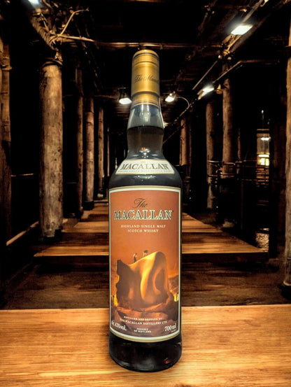 Flasche Macallan Folio 8 Single Malt Whisky vor dem atmosphärischen Hintergrund der dunklen Macallan-Destillerie, betont Eleganz und Tradition.