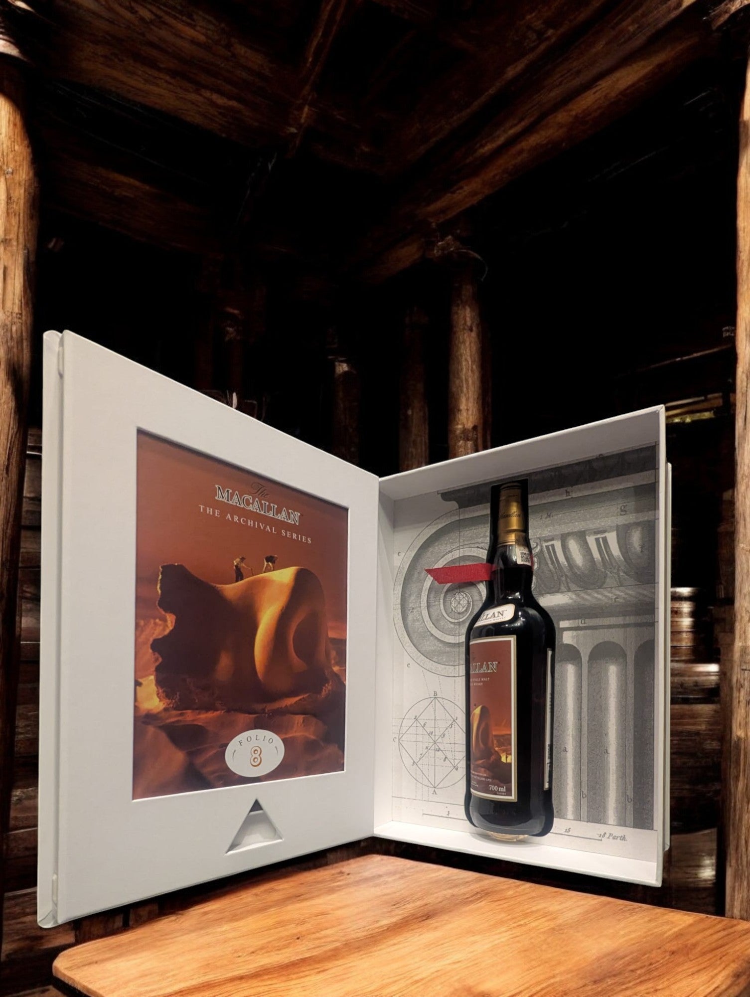 Flasche Macallan Folio 8 Single Malt Whisky vor dem atmosphärischen Hintergrund der dunklen Macallan-Destillerie, betont Eleganz und Tradition.