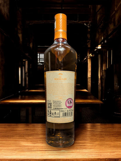 Flasche Macallan Harmony Collection Amber Meadow Whisky, elegant platziert vor einem dunkelgrauen Hintergrund, mit einem sanften Licht, das die reiche, honiggoldene Farbe des Whiskys und die raffinierten Details auf dem Etikett hervorhebt.
