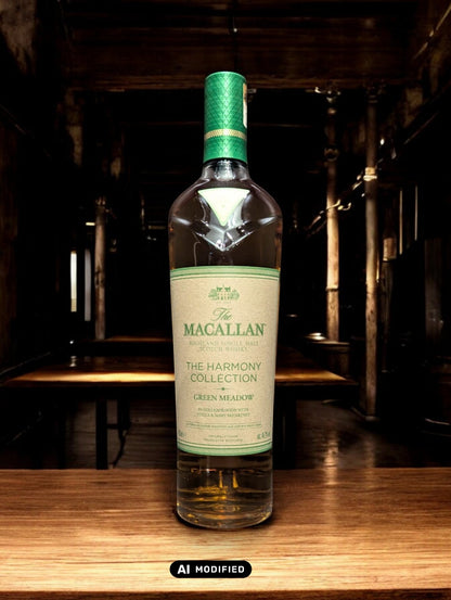 Flasche Macallan Harmony Collection Green Meadow Single Malt Whisky vor einem dunkelgrauen Hintergrund, mit einem subtilen Schimmer, der die grünlichen Akzente auf der Flasche und das hochwertige Etikett akzentuiert.