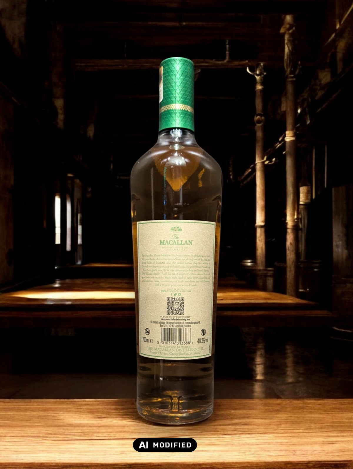 Flasche Macallan Harmony Collection Green Meadow Single Malt Whisky vor einem dunkelgrauen Hintergrund, mit einem subtilen Schimmer, der die grünlichen Akzente auf der Flasche und das hochwertige Etikett akzentuiert.