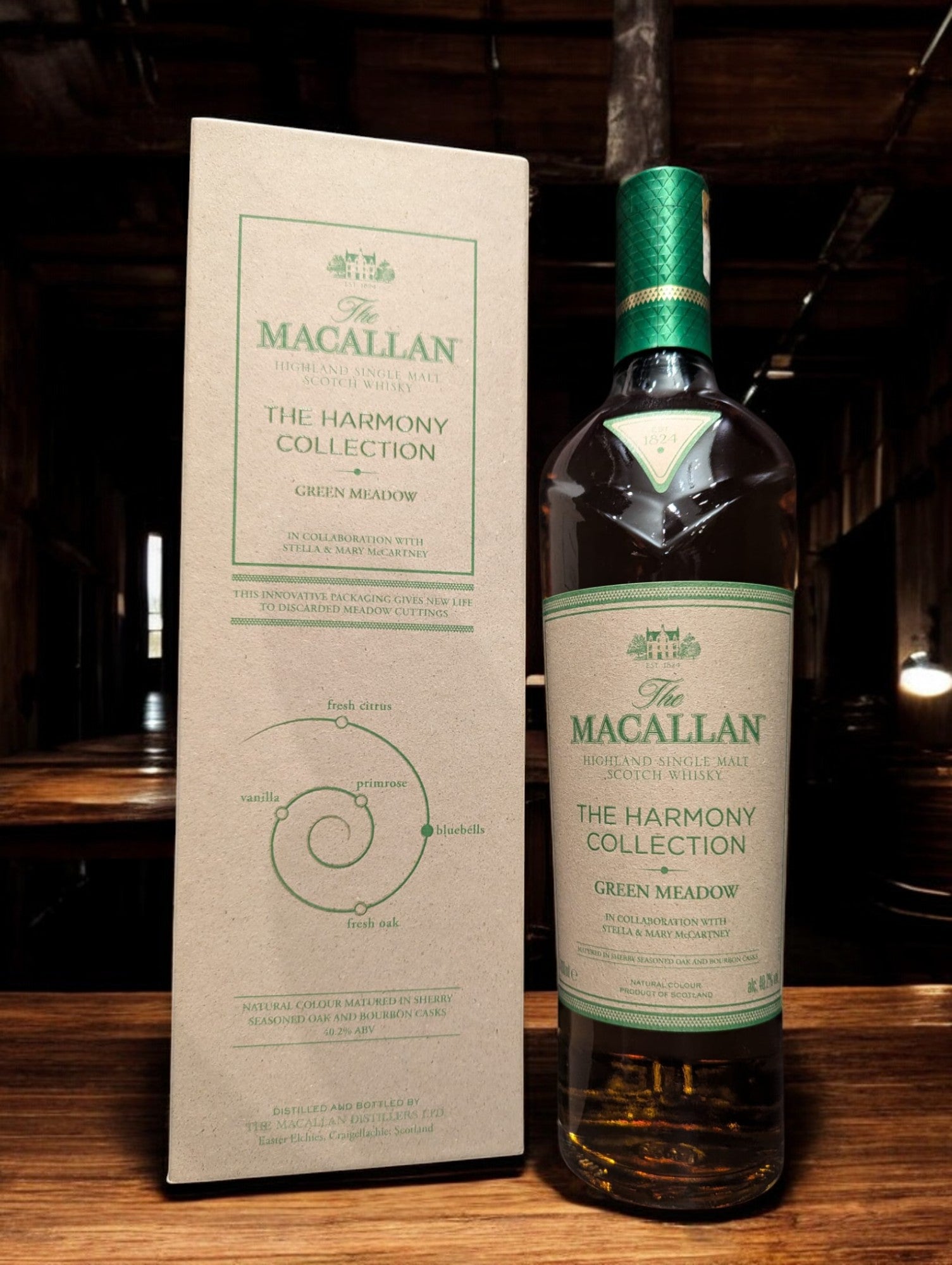 Flasche Macallan Harmony Collection Green Meadow Single Malt Whisky vor einem dunkelgrauen Hintergrund, mit einem subtilen Schimmer, der die grünlichen Akzente auf der Flasche und das hochwertige Etikett akzentuiert.