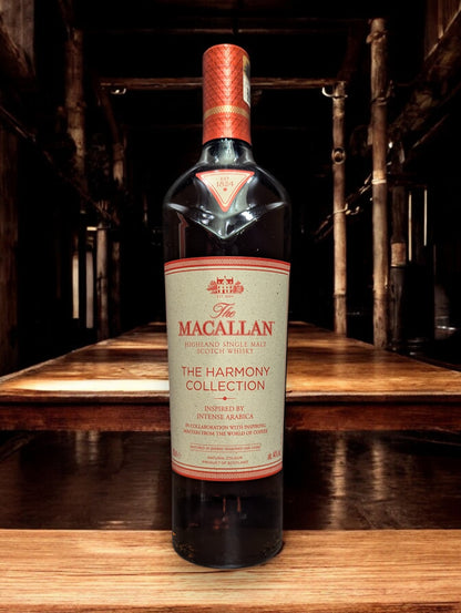 Flasche Macallan Harmony Collection Intense Arabica Whisky vor einem dunklen Hintergrund, wobei das tiefe, dunkle Mahagoni des Whiskys und das anspruchsvolle Design des Etiketts elegant hervorgehoben werden.