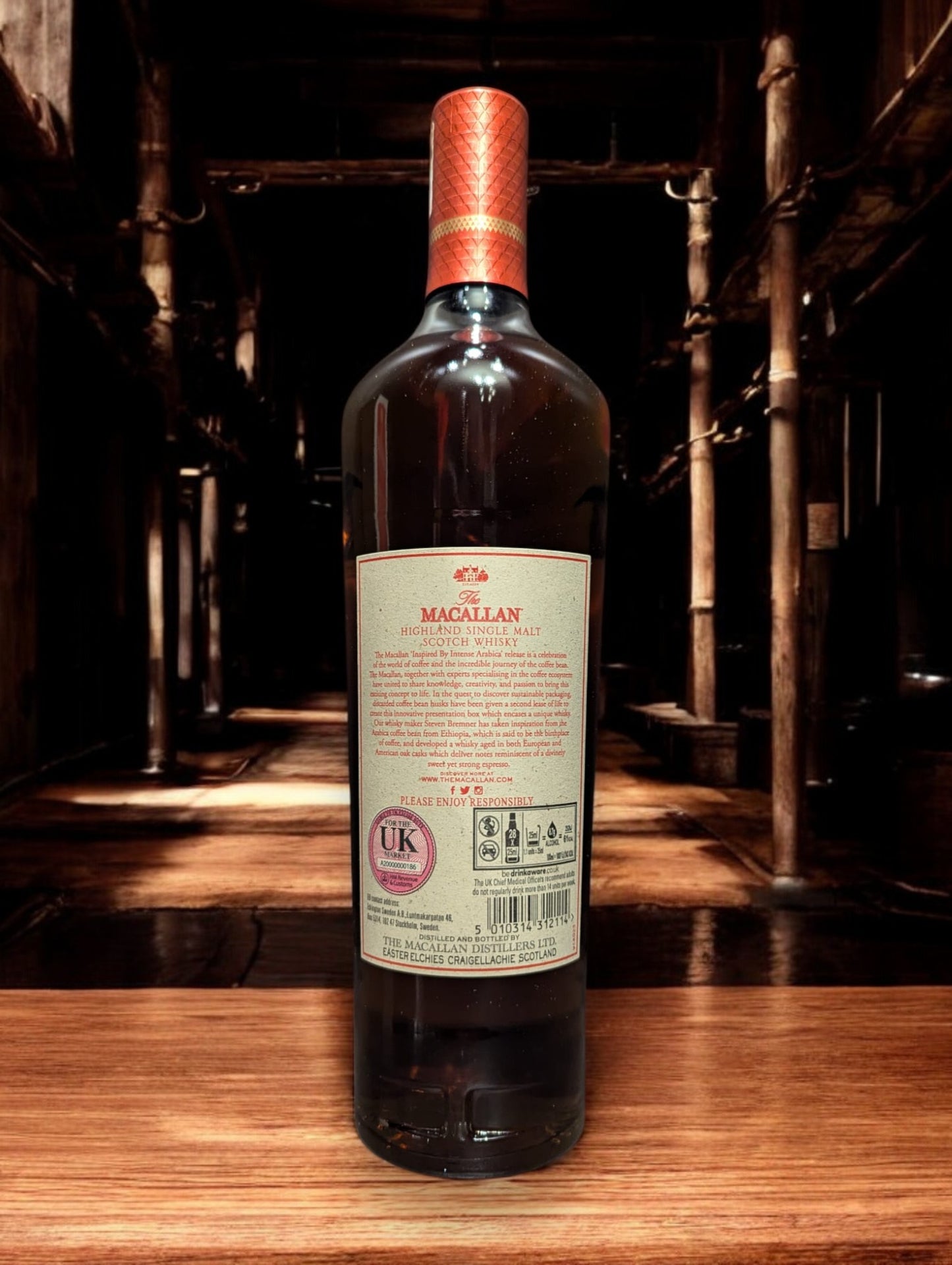 Flasche Macallan Harmony Collection Intense Arabica Whisky vor einem dunklen Hintergrund, wobei das tiefe, dunkle Mahagoni des Whiskys und das anspruchsvolle Design des Etiketts elegant hervorgehoben werden.