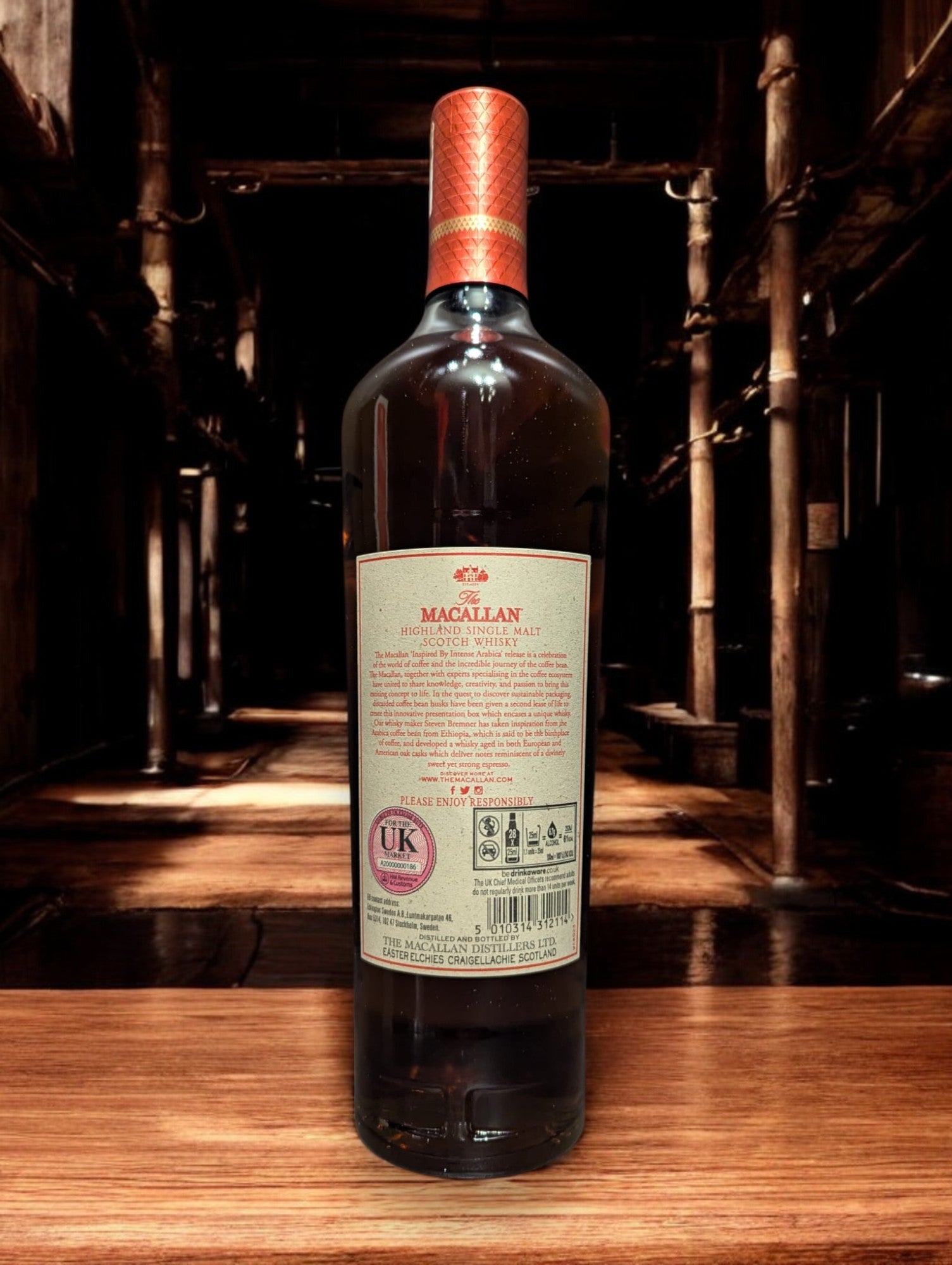 Flasche Macallan Harmony Collection Intense Arabica Whisky vor einem dunklen Hintergrund, wobei das tiefe, dunkle Mahagoni des Whiskys und das anspruchsvolle Design des Etiketts elegant hervorgehoben werden.