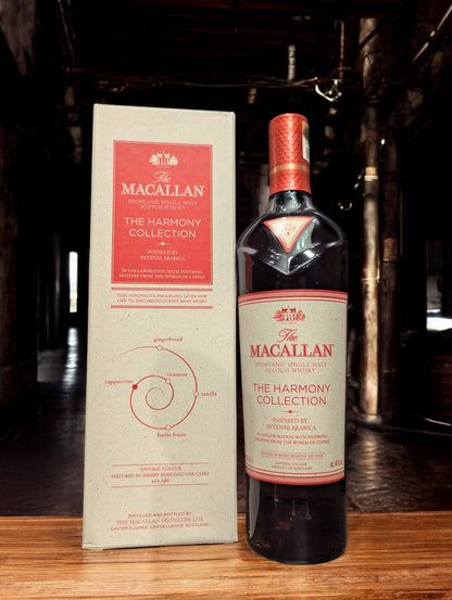 Flasche Macallan Harmony Collection Intense Arabica Whisky vor einem dunklen Hintergrund, wobei das tiefe, dunkle Mahagoni des Whiskys und das anspruchsvolle Design des Etiketts elegant hervorgehoben werden.