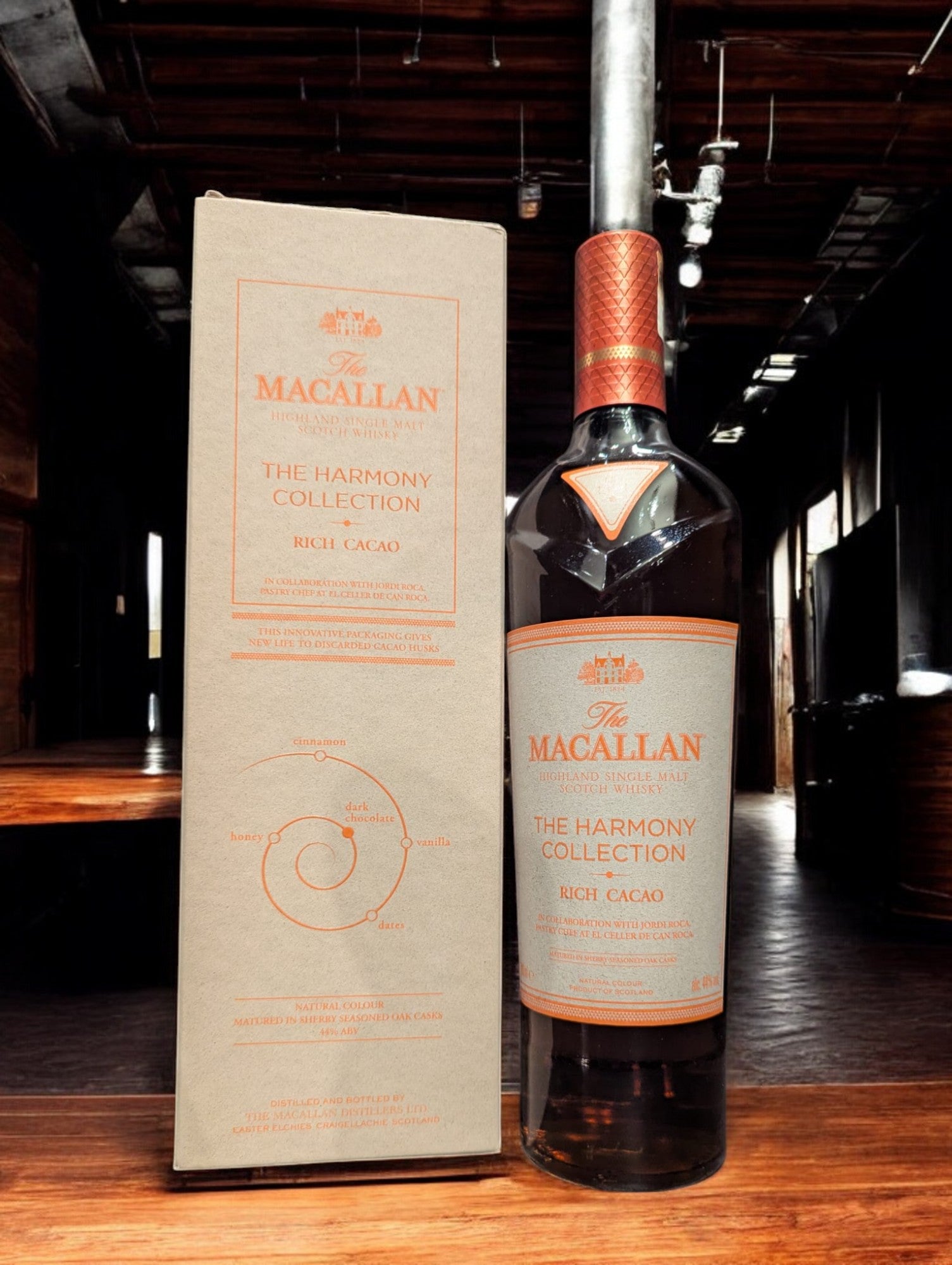 Flasche Macallan Harmony Collection Rich Cacao Whisky, präsentiert vor einem dunklen Hintergrund, mit einem dezenten Glanz, der die luxuriöse, dunkelbraune Farbgebung des Whiskys und das stilvolle, schokoladenfarbene Etikett unterstreicht.