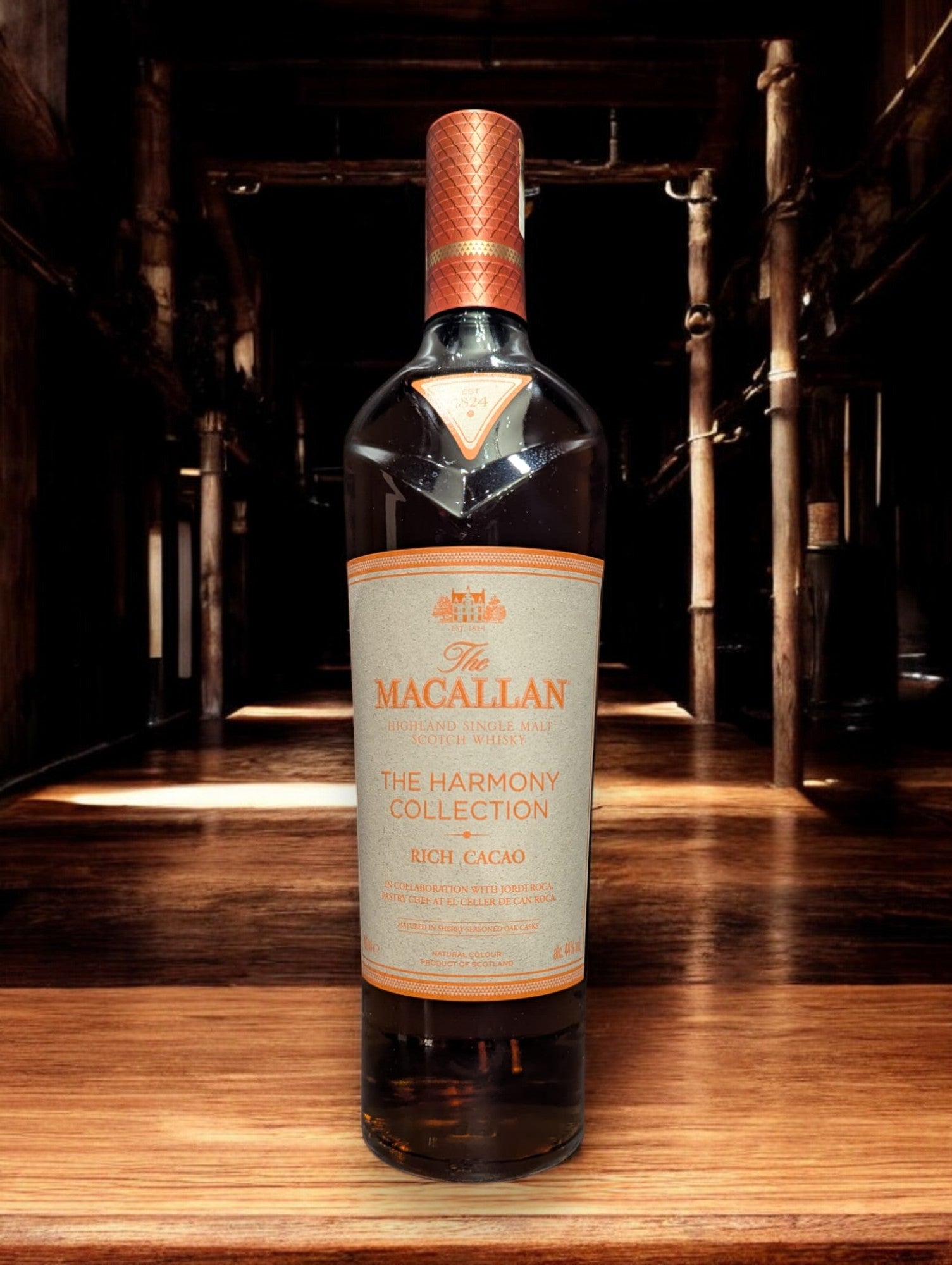Flasche Macallan Harmony Collection Rich Cacao Whisky, präsentiert vor einem dunklen Hintergrund, mit einem dezenten Glanz, der die luxuriöse, dunkelbraune Farbgebung des Whiskys und das stilvolle, schokoladenfarbene Etikett unterstreicht.