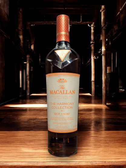 Flasche Macallan Harmony Collection Rich Cacao Whisky, präsentiert vor einem dunklen Hintergrund, mit einem dezenten Glanz, der die luxuriöse, dunkelbraune Farbgebung des Whiskys und das stilvolle, schokoladenfarbene Etikett unterstreicht.