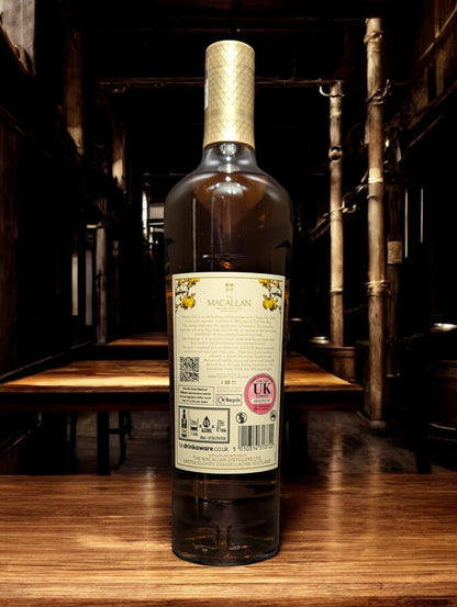 Flasche des Macallan Harmony Collection Vibrant Oak Single Malt Whisky steht vor einem dunklen Hintergrund, wobei das warme, goldene Amber des Whiskys betont wird und das elegante, helle Eichenholzfarbene Etikett ins Auge fällt.