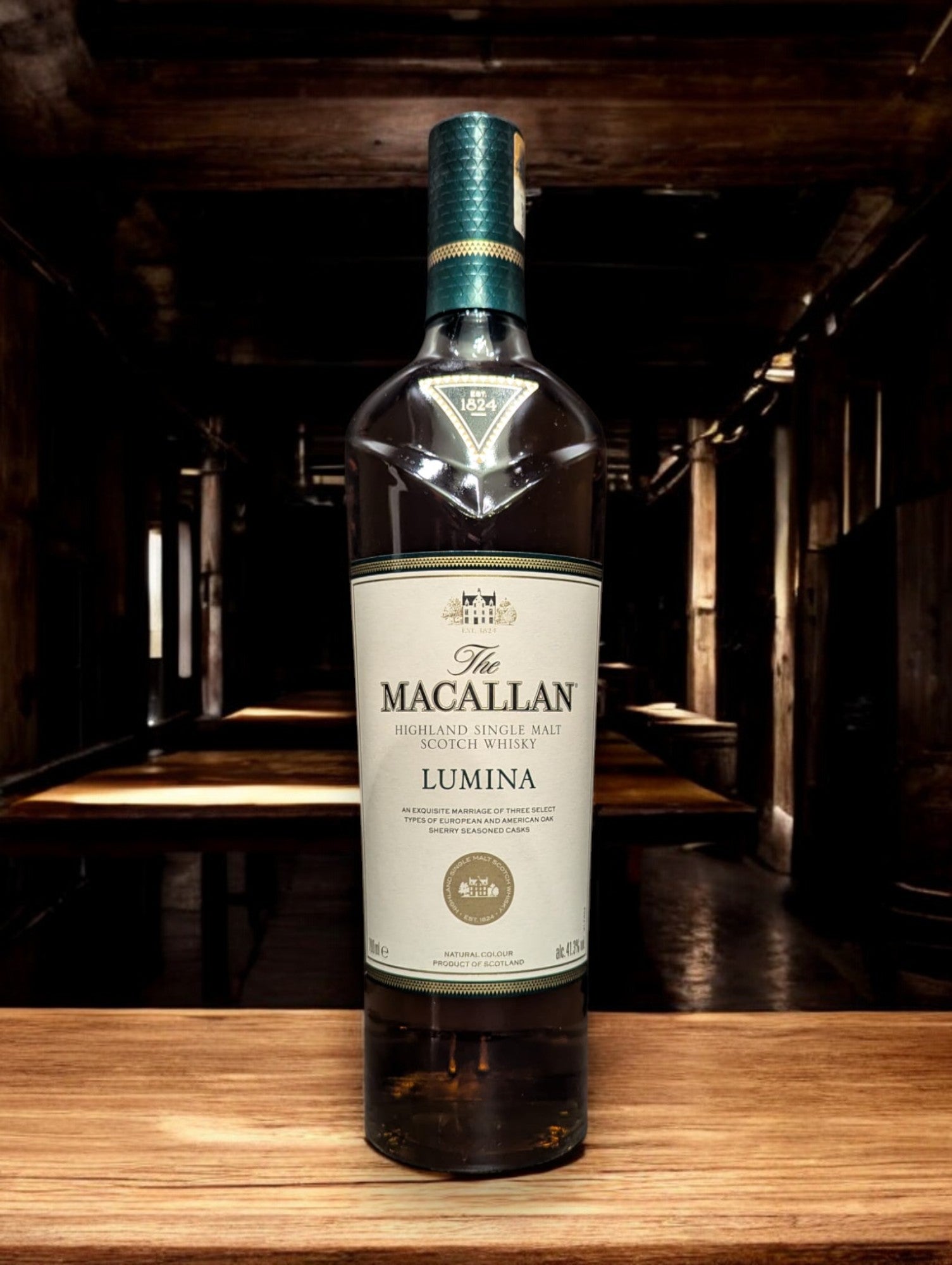 Flasche des Macallan Lumina, ein hochwertiger Single Malt Scotch Whisky mit eleganter Verpackung und einzigartigem Geschmackserlebnis.