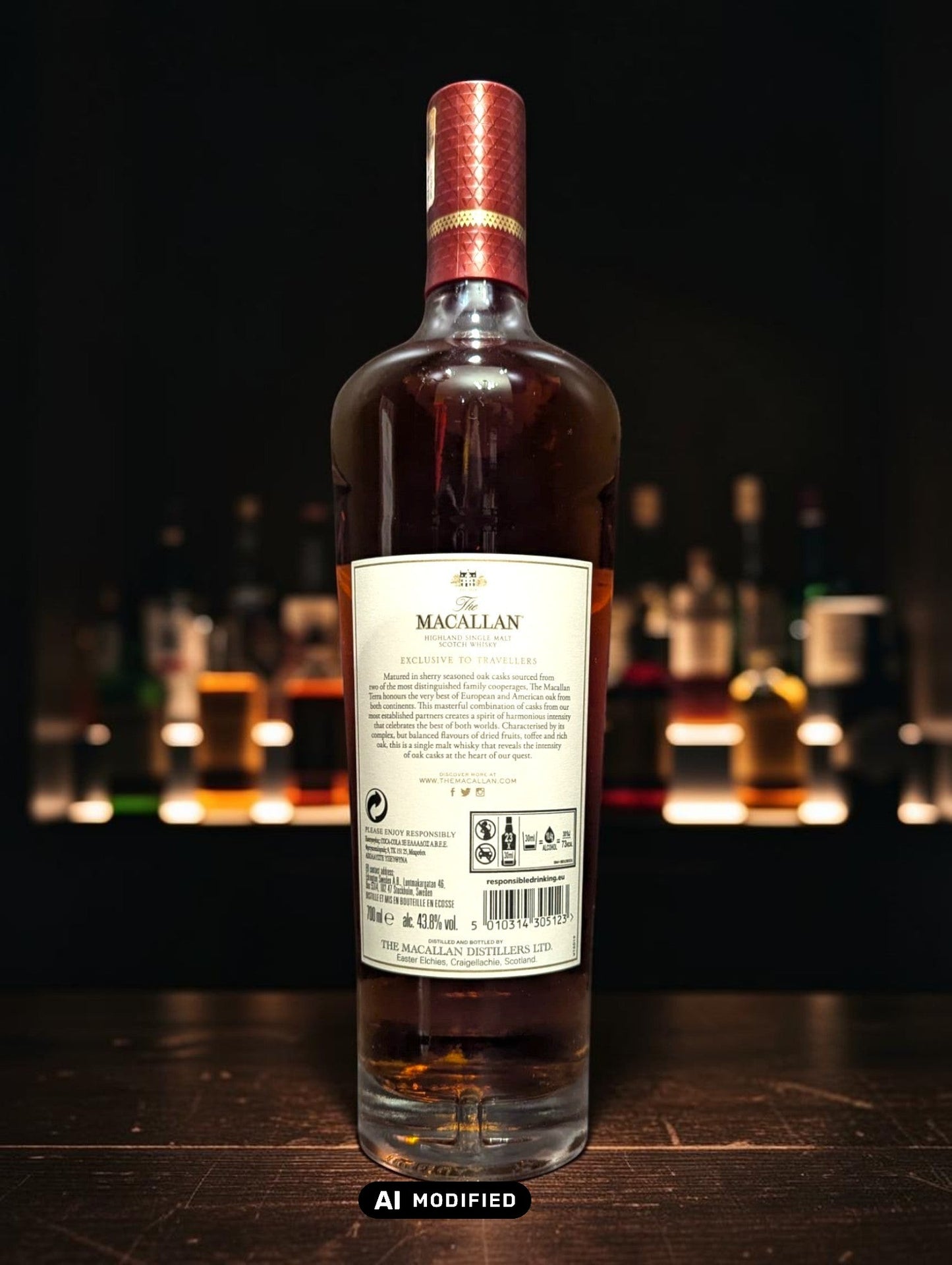 Flasche Macallan Terra aus der Quest Collection, elegant präsentiert vor einem dunkelgrauen Hintergrund. Der tiefe, bernsteinfarbene Whisky strahlt warm durch das Glas, während das luxuriöse Etikett in Erdtönen mit goldenen Akzenten die Verbindung zur Erde und den Reifeprozess in speziell ausgewählten Fässern repräsentiert.
