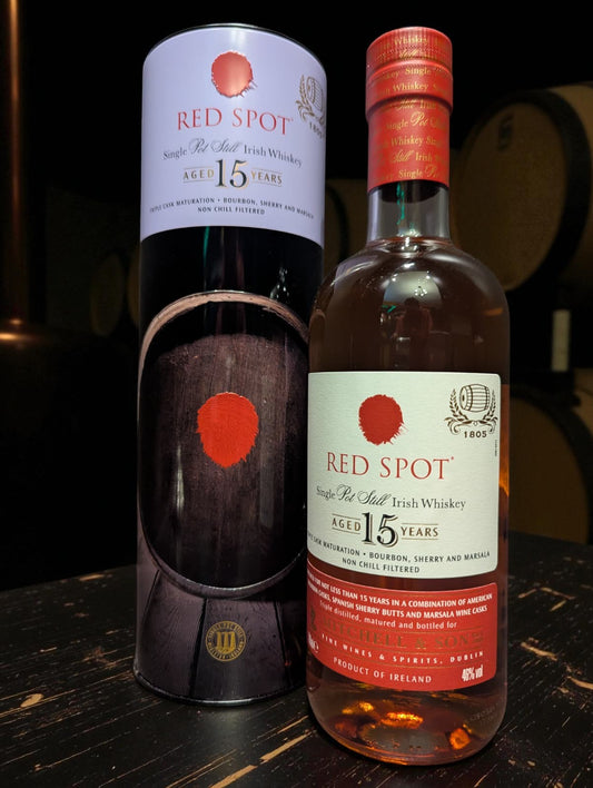 Flasche Mitchell and Son Red Spot Whisky vor dunklem Hintergrund