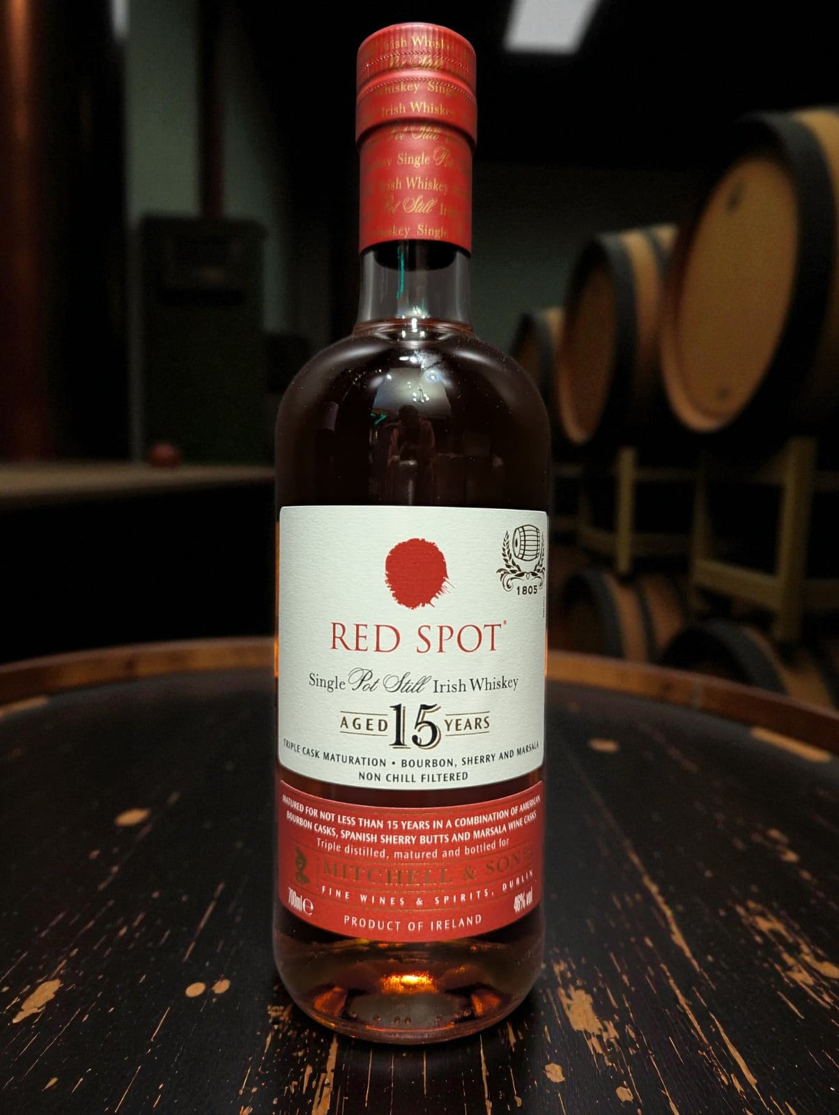 Flasche Mitchell and Son Red Spot Whisky vor dunklem Hintergrund