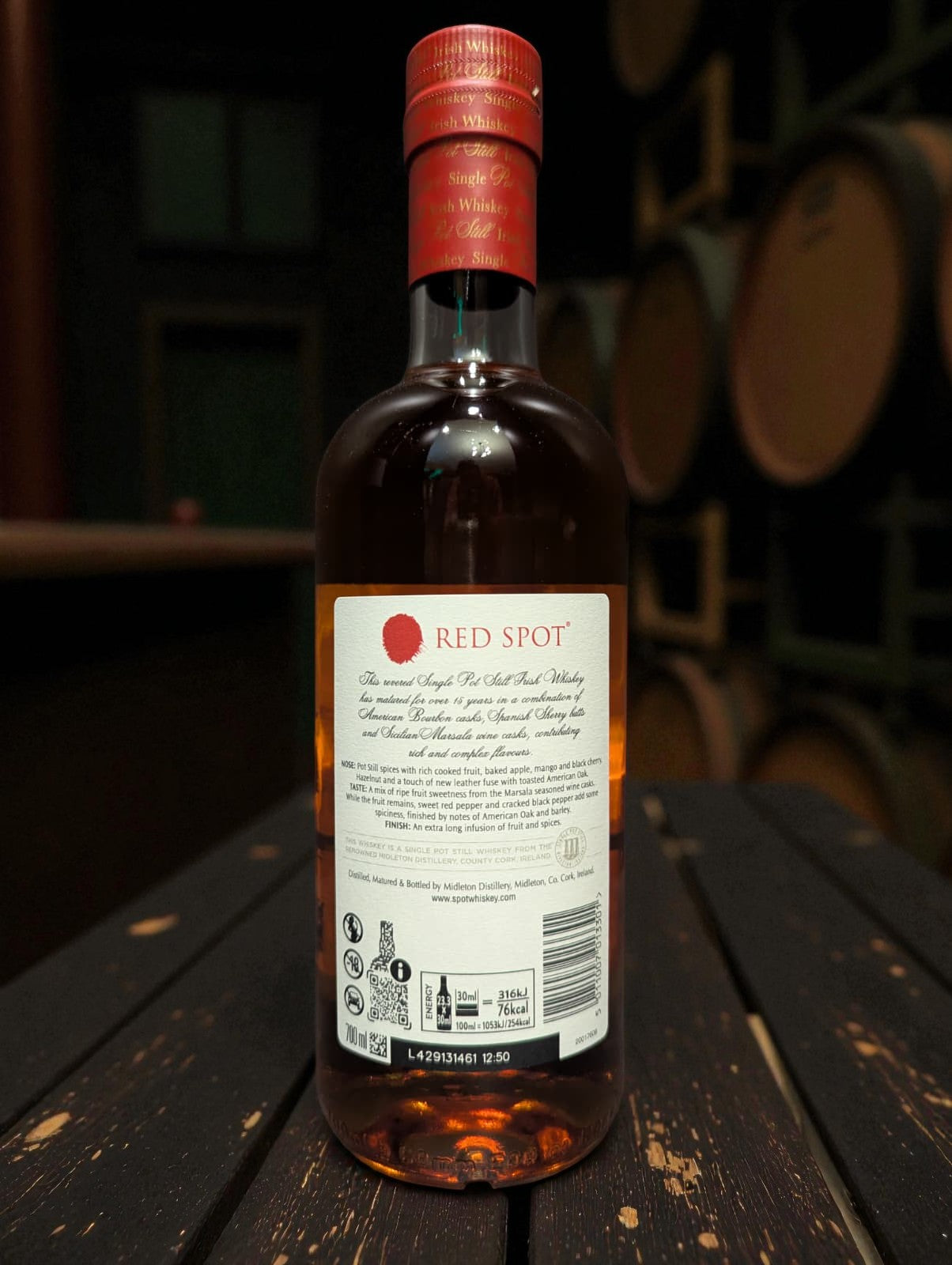 Flasche Mitchell and Son Red Spot Whisky vor dunklem Hintergrund