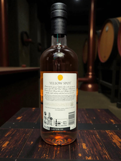 Flasche Mitchell and Son Yellow Spot Whisky vor dunklem Hintergrund