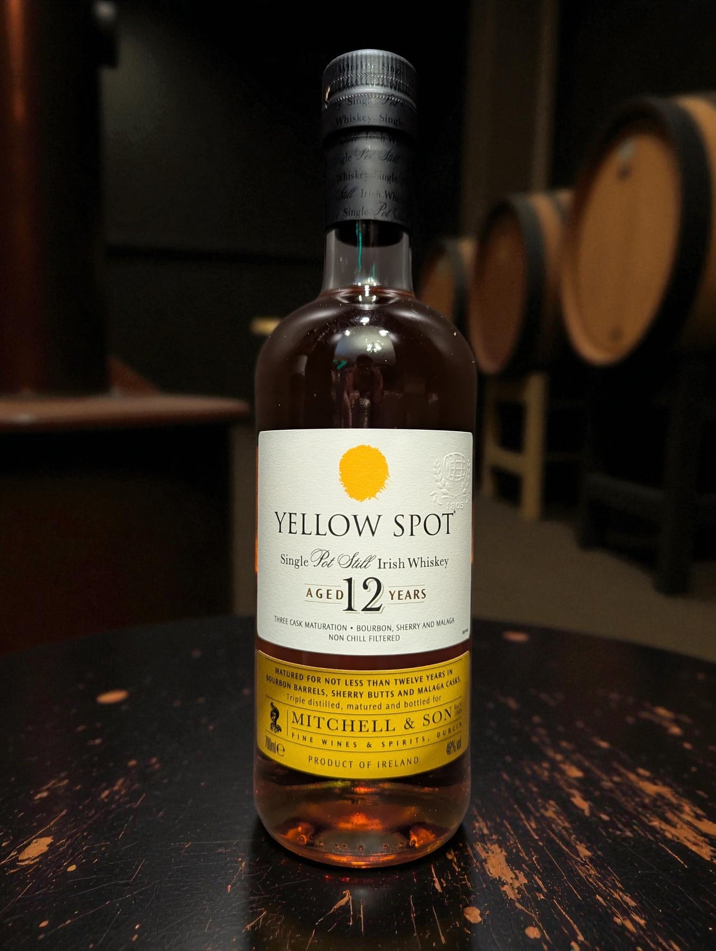 Flasche Mitchell and Son Yellow Spot Whisky vor dunklem Hintergrund