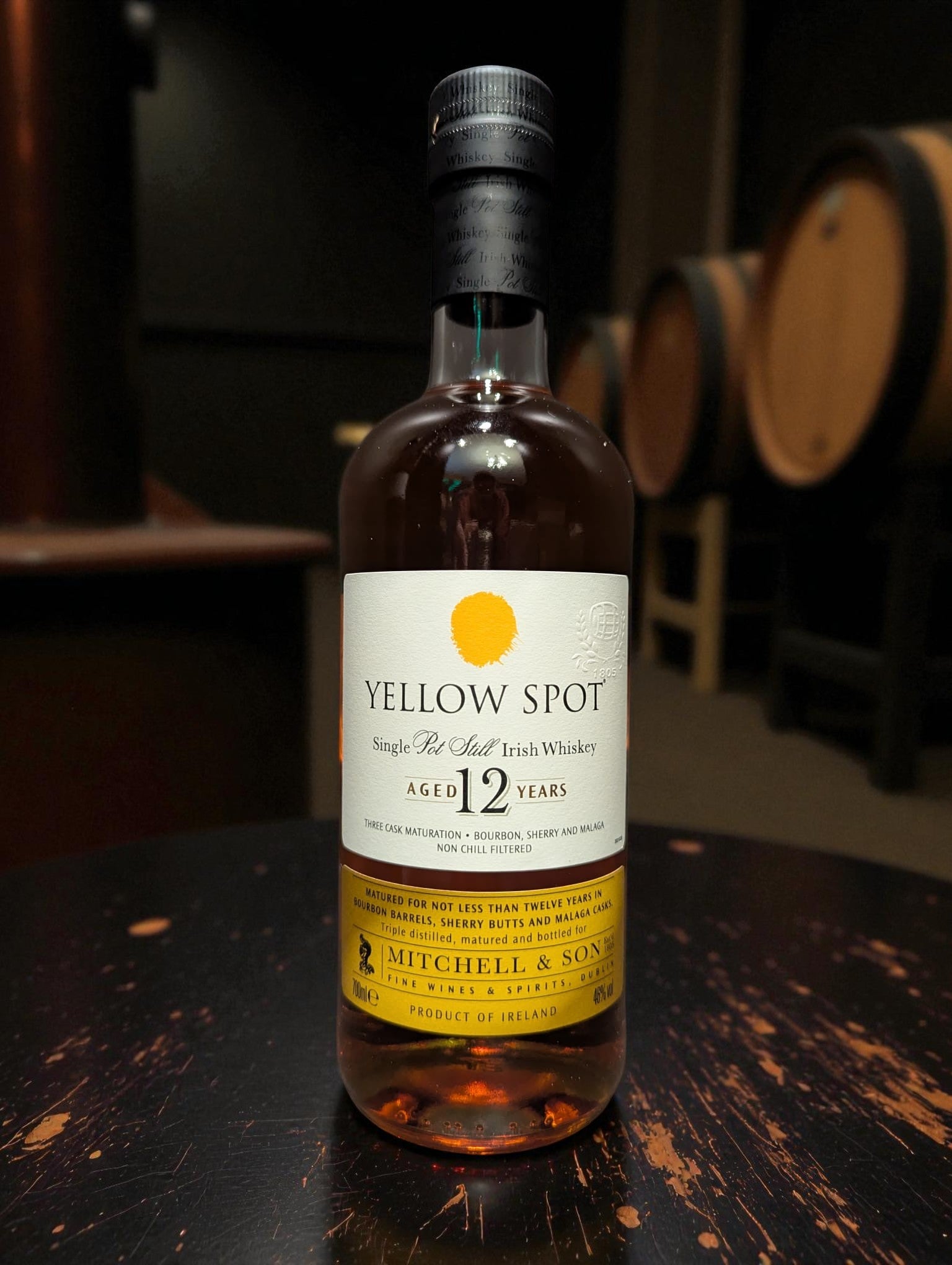 Flasche Mitchell and Son Yellow Spot Whisky vor dunklem Hintergrund