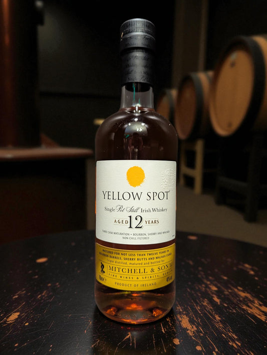 Flasche Mitchell and Son Yellow Spot Whisky vor dunklem Hintergrund