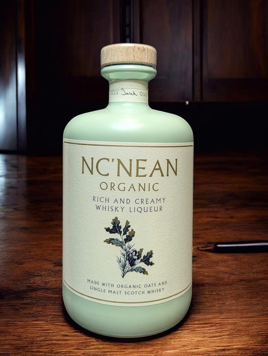 Flasche Nc'Nean Whiskylikör - Quiet Rebels Sarah vor dunklem Hintergrund aus den Highlands