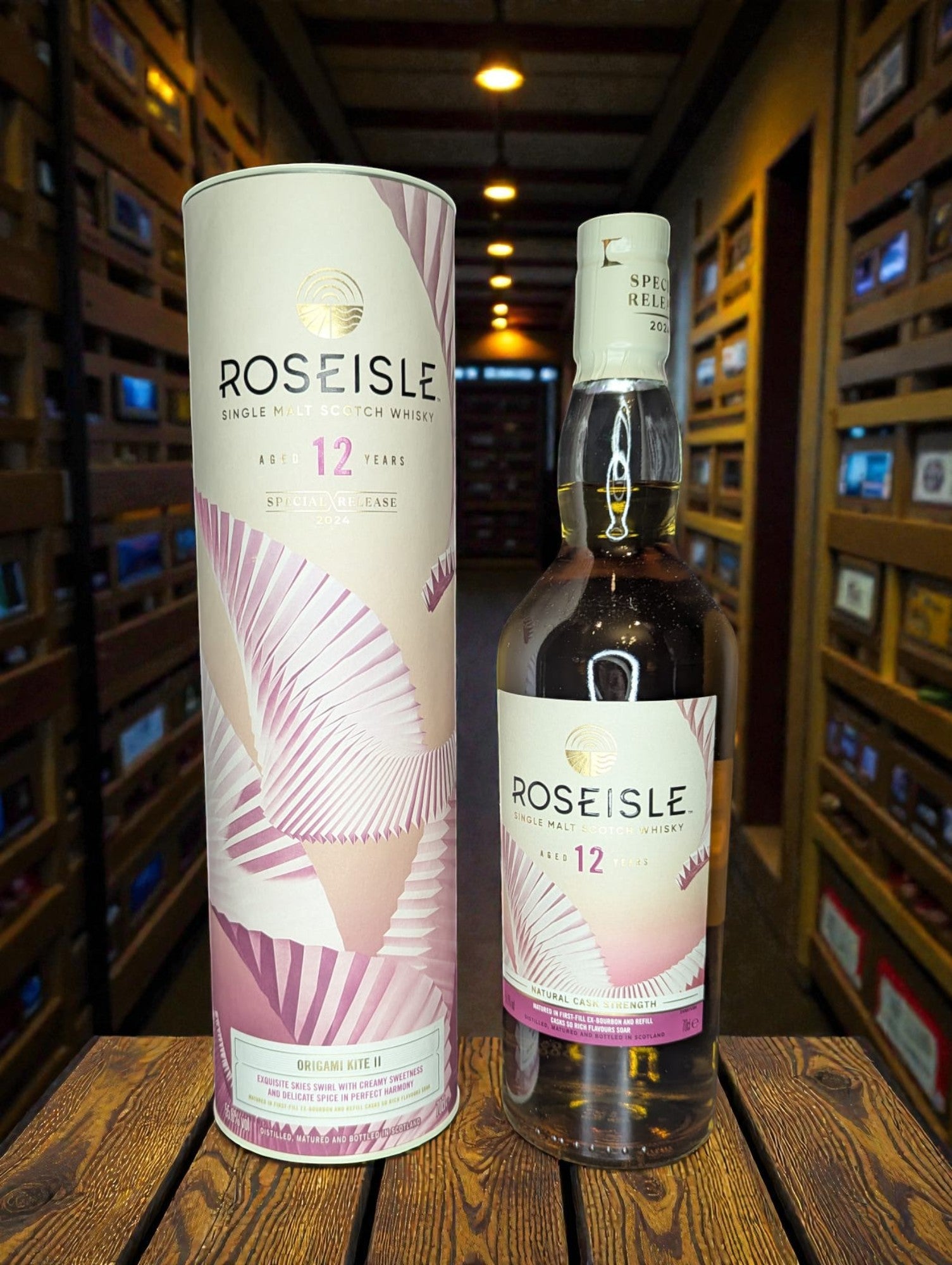Roseisle Origami Kite 2 Whisky Flasche Vorderansicht mit Etikett und Verpackung
