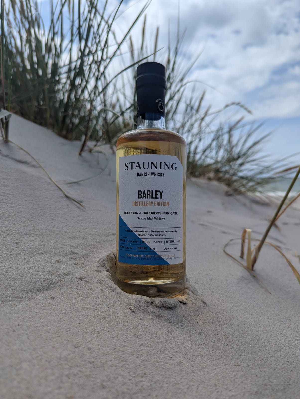 Stauning Barley Bourbon Barbados Rum Cask am Strand