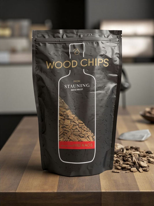 Eine Packung Räucherchips mit Whiskyaroma für den Grill auf einem Tisch