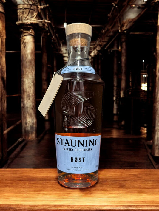Stauning Höst vor dunklem Hintergrund

