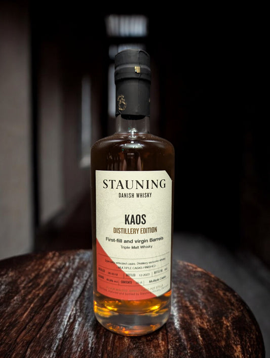 Stauning KAOS Whiskyflasche vor dunklem Hintergrund
