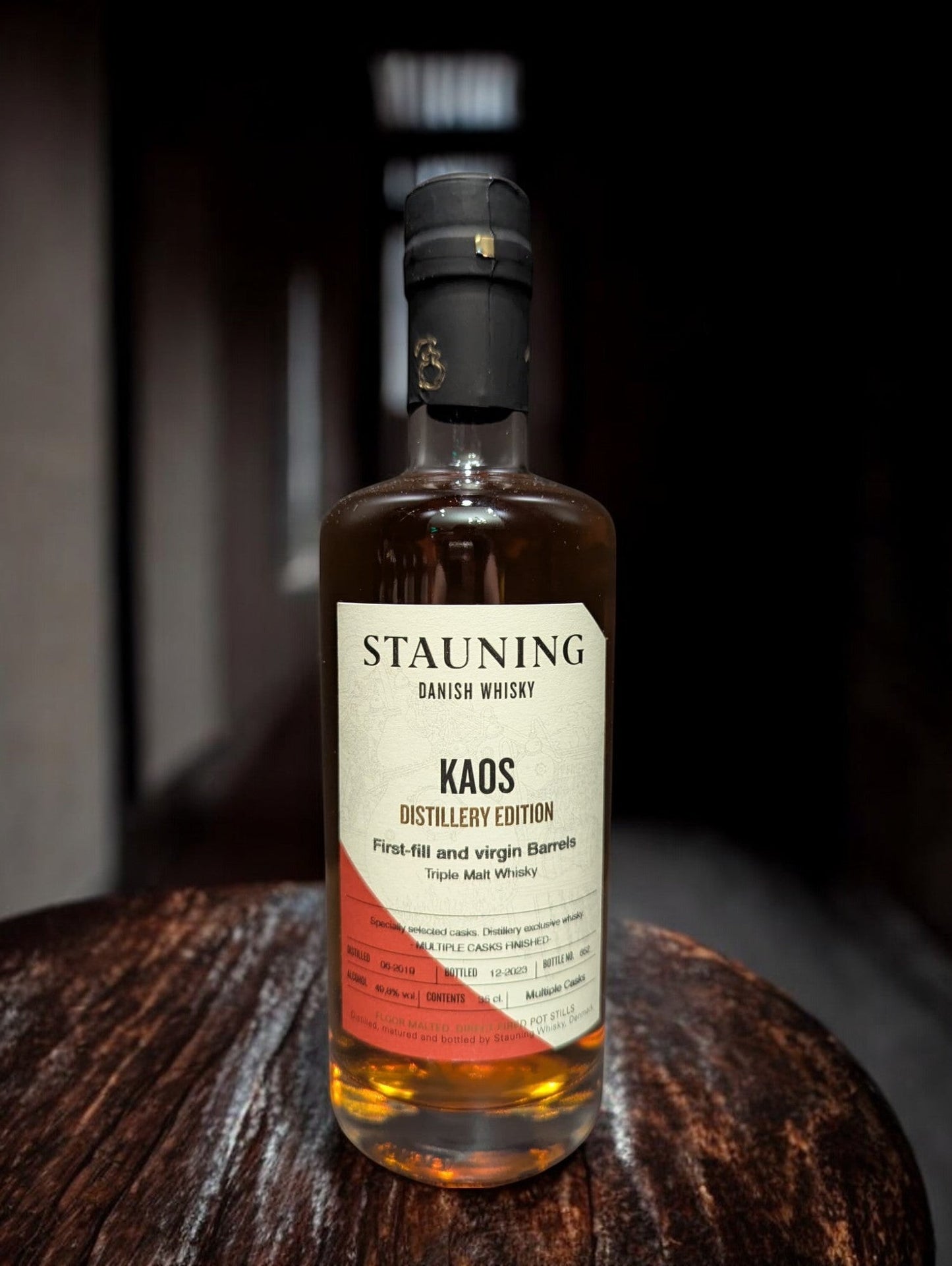Stauning KAOS Whiskyflasche vor dunklem Hintergrund