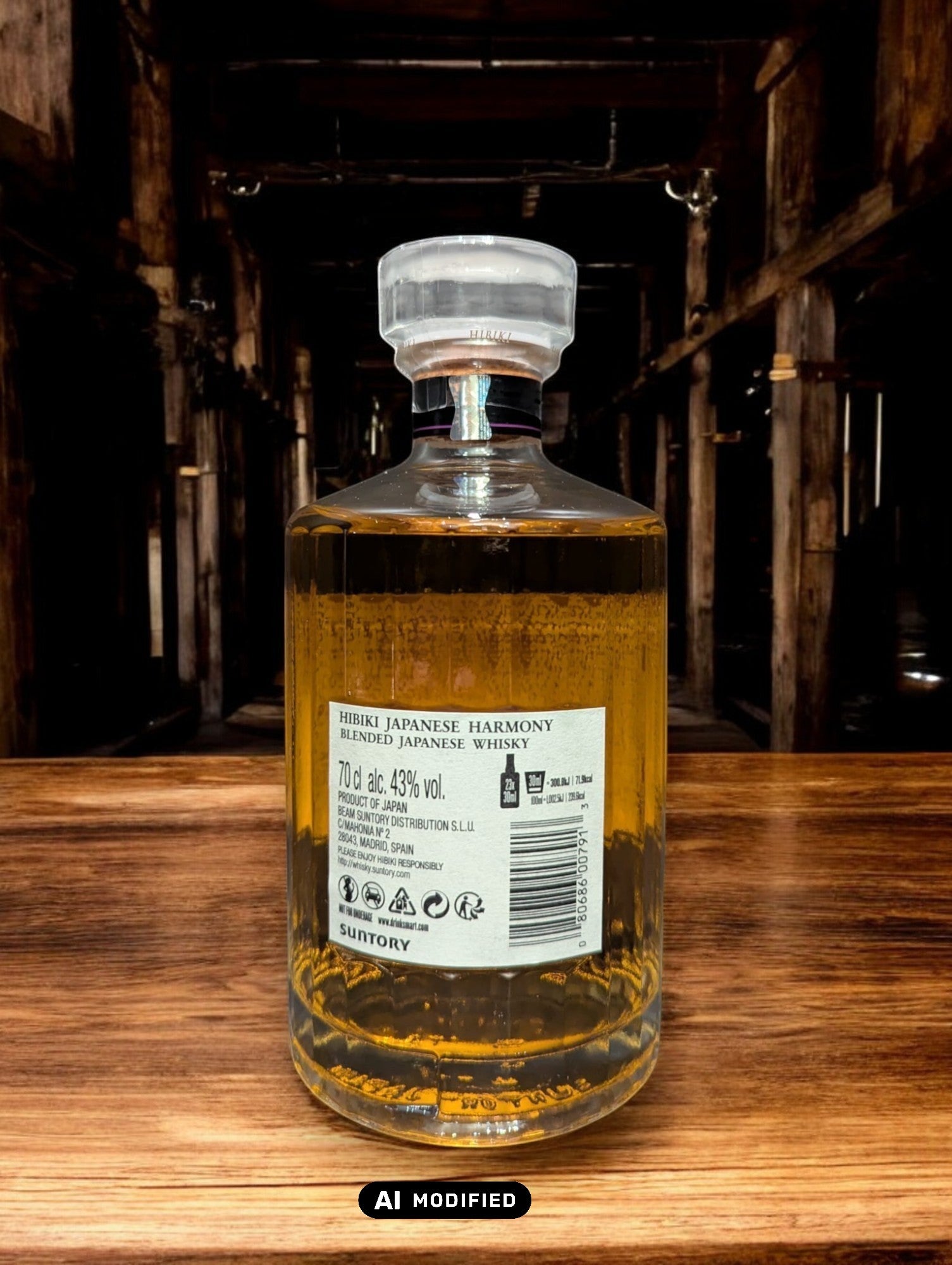 Flasche Suntory Hibiki Harmony Whisky vor einem dunkelgrauen Hintergrund, wobei das edle Design der Flasche mit ihrer facettenreichen Glasstruktur und das elegante Etikett mit goldener Schrift durch den Kontrast hervorgehoben werden und der goldene Farbton des Whiskys sanft durchscheint.