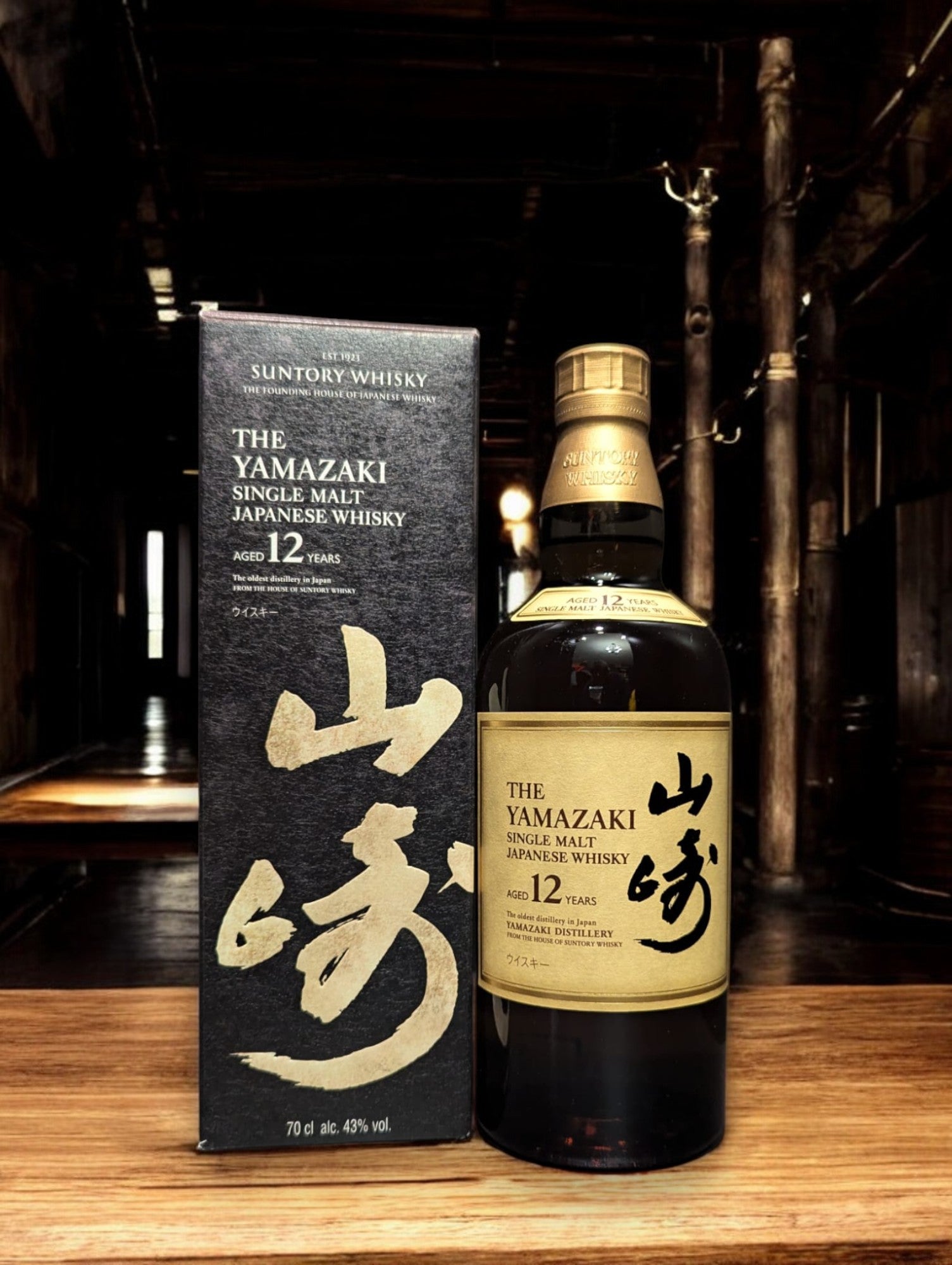 Detailaufnahme der Suntory Yamazaki Whiskyflasche, umgeben von Eichenfässern im Lagerhaus. Das warme Licht unterstreicht die goldbraune Farbe des edlen Single Malt Whiskys. Der Name Yamazaki prangt stolz auf dem Etikett, was auf die traditionsreiche Whiskybrennerei in Japan hinweist. Die Szene vermittelt eine Atmosphäre von Qualität und Handwerkskunst, die in der Herstellung dieses renommierten Getränks steckt.