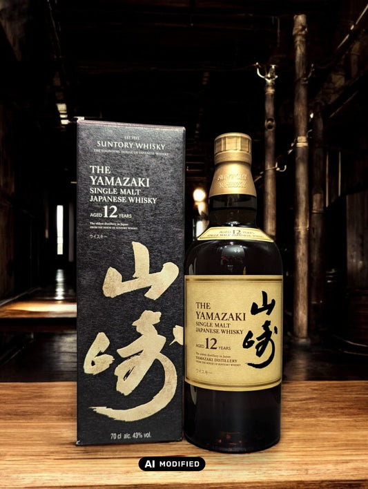 Detailaufnahme der Suntory Yamazaki Whiskyflasche, umgeben von Eichenfässern im Lagerhaus. Das warme Licht unterstreicht die goldbraune Farbe des edlen Single Malt Whiskys. Der Name Yamazaki prangt stolz auf dem Etikett, was auf die traditionsreiche Whiskybrennerei in Japan hinweist. Die Szene vermittelt eine Atmosphäre von Qualität und Handwerkskunst, die in der Herstellung dieses renommierten Getränks steckt.