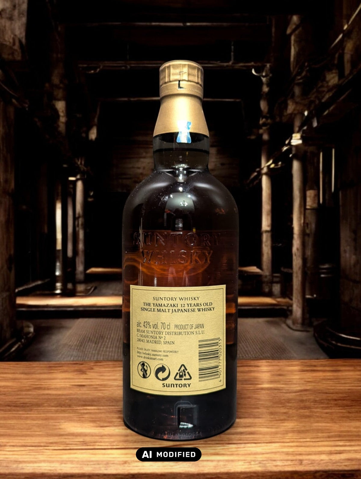 Detailaufnahme der Suntory Yamazaki Whiskyflasche, umgeben von Eichenfässern im Lagerhaus. Das warme Licht unterstreicht die goldbraune Farbe des edlen Single Malt Whiskys. Der Name Yamazaki prangt stolz auf dem Etikett, was auf die traditionsreiche Whiskybrennerei in Japan hinweist. Die Szene vermittelt eine Atmosphäre von Qualität und Handwerkskunst, die in der Herstellung dieses renommierten Getränks steckt.