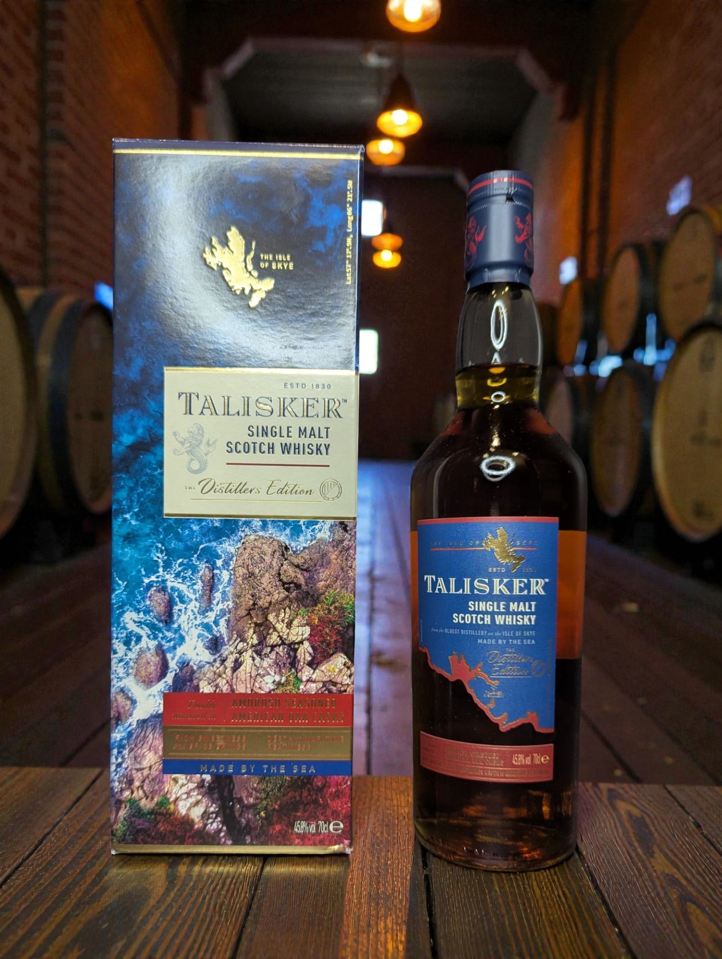 Talisker Distillers Edition 2022 Whisky Flasche Vorderansicht mit Etikett und Verpackung
