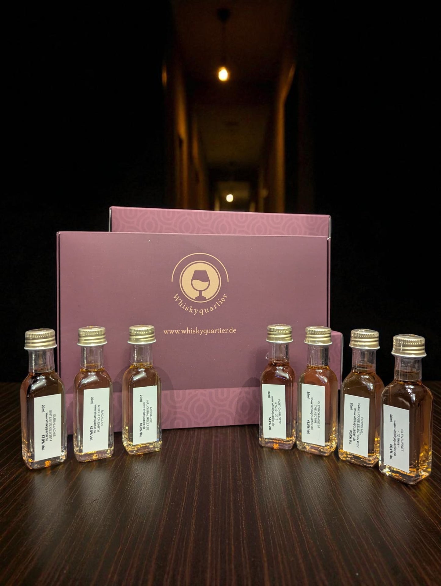 Whiskyquartier Tasting Set 2025 vor dunklem HIntergrund