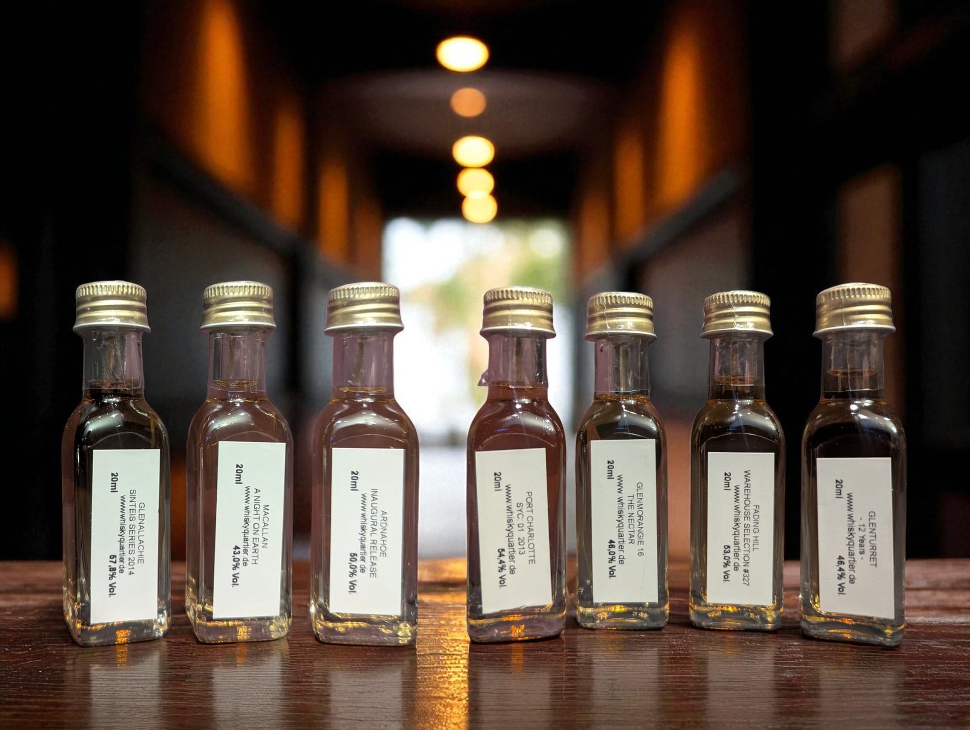 Whiskyquartier Tasting Set 2025 vor dunklem HIntergrund