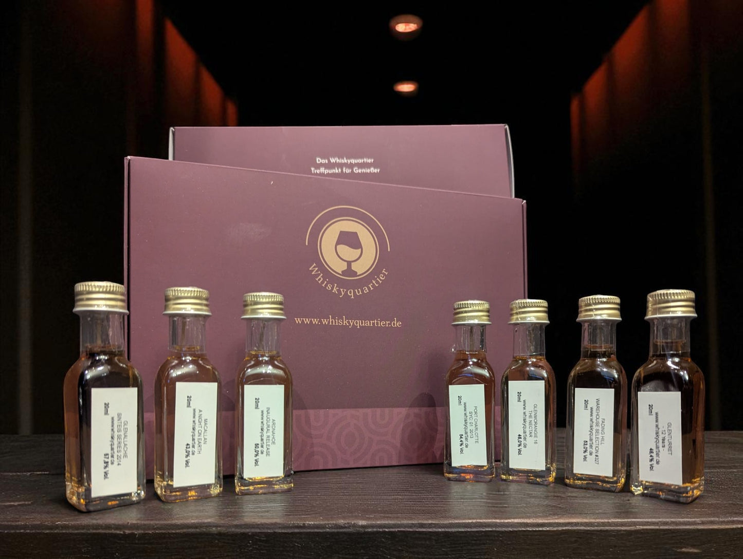 Whiskyquartier Tasting Set 2025 vor dunklem HIntergrund