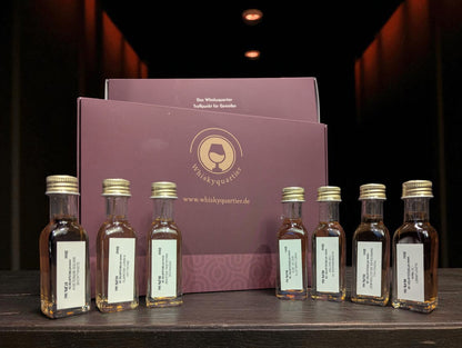 Whiskyquartier Tasting Set 2025 vor dunklem HIntergrund