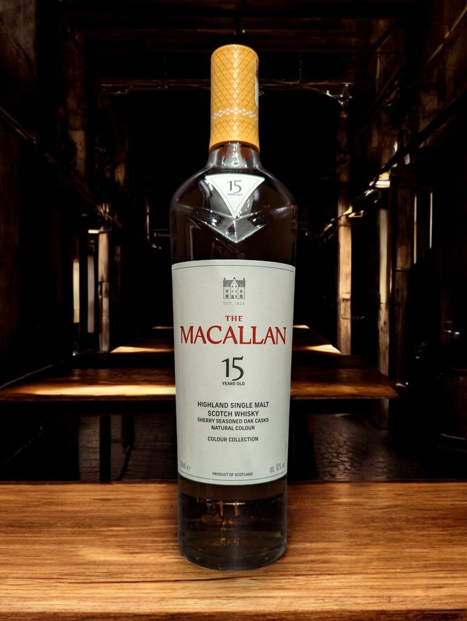 The Macallan 15 Years Old Colour Collection Flasche mit edlem Design und charaktervollem, gereiftem Whisky in hochwertiger Geschenkverpackung.