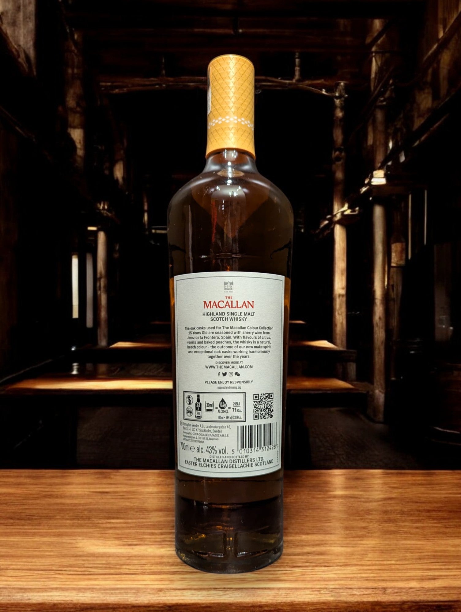 The Macallan 15 Years Old Colour Collection Flasche mit edlem Design und charaktervollem, gereiftem Whisky in hochwertiger Geschenkverpackung.
