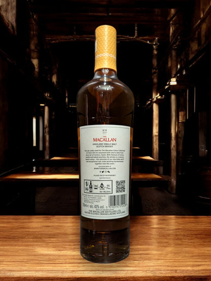 The Macallan 15 Years Old Colour Collection Flasche mit edlem Design und charaktervollem, gereiftem Whisky in hochwertiger Geschenkverpackung.