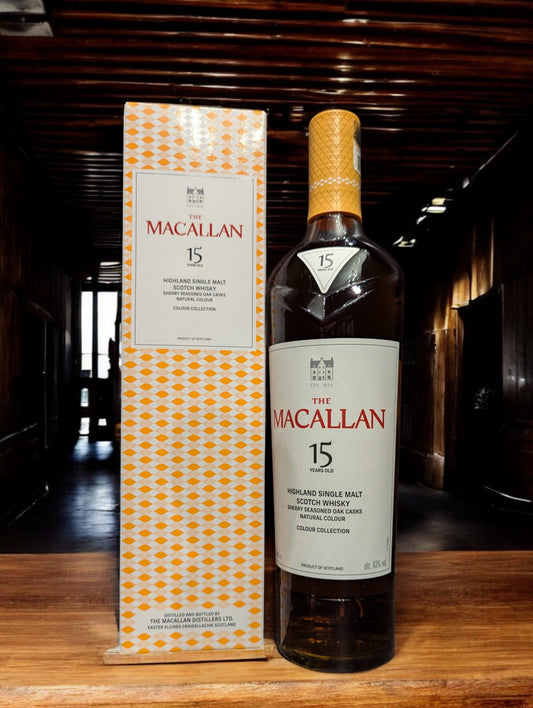 The Macallan 15 Years Old Colour Collection Flasche mit edlem Design und charaktervollem, gereiftem Whisky in hochwertiger Geschenkverpackung.